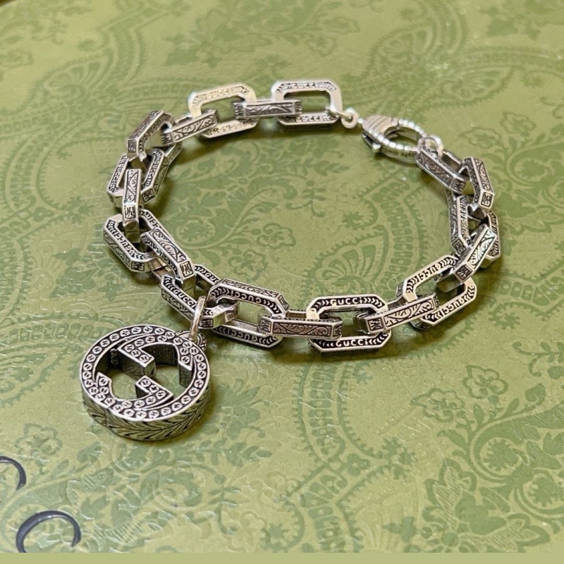 G*u*i bracelets